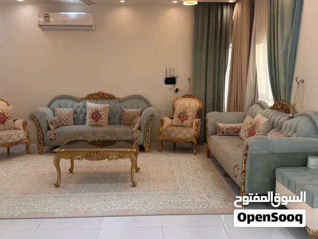 للبيع طقم كنب فاخر ونظيف جدًا