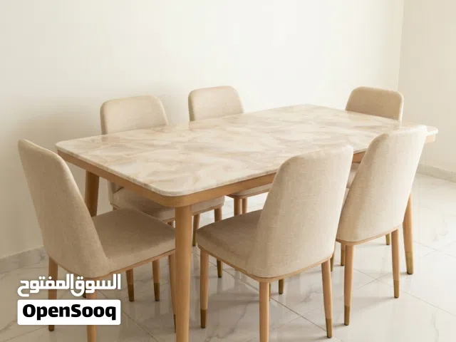 طاولة طعام مع 8 كراسي للبيع
