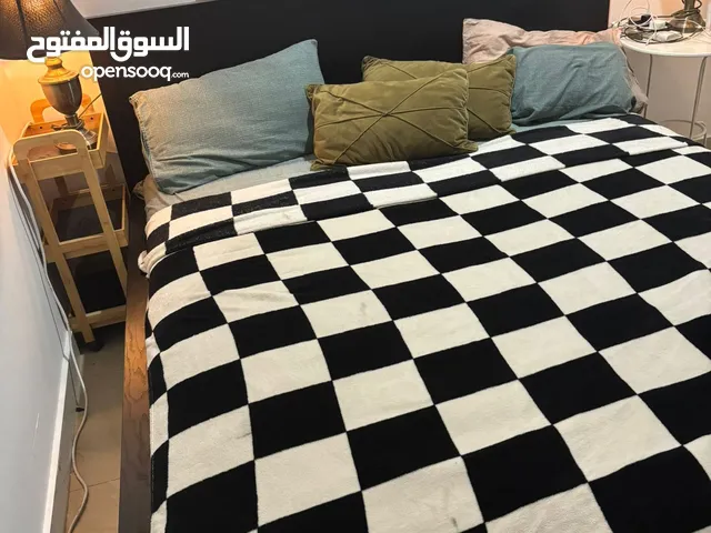 سرير من ايكيا 2*2 متر بحاله ممتازه مع مرتبه طبيه بحاله ممتازه.