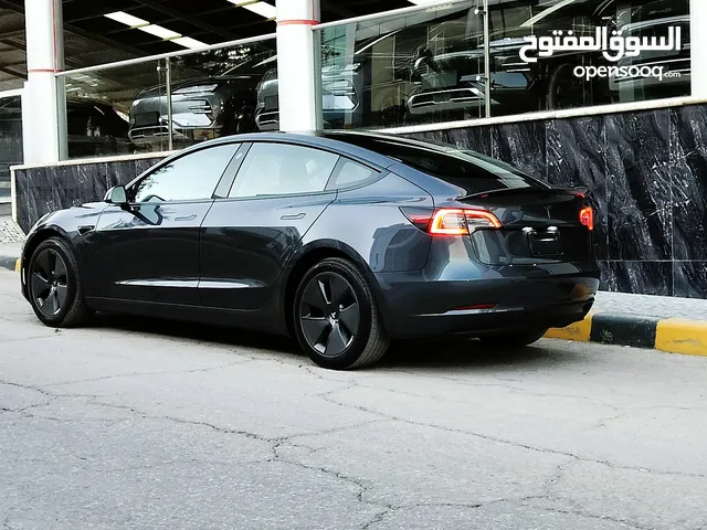تيسلا 2023 MODEL 3 فحص كامل B+ auto score بحالة الوكالة لون فيراني مميز ممشى قليل بسعر لقطة ومحروووق