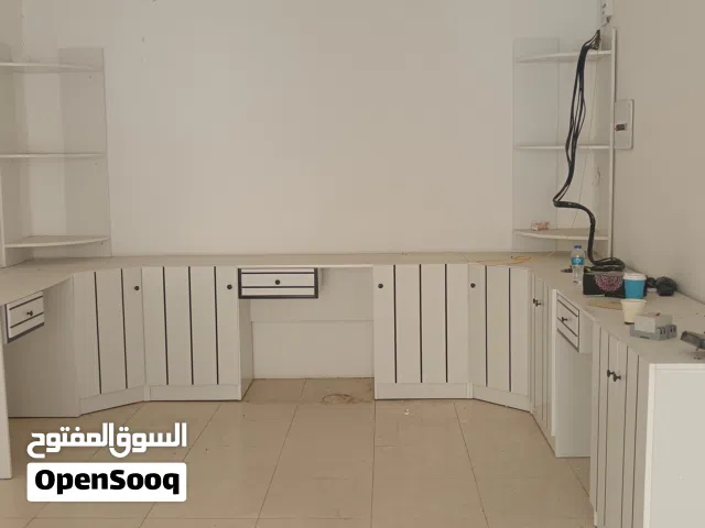 يتوفر خزائن و طاولة ممتازه بسعر مناسب مع توفر خدمة التوصيل انظر الي الوصف لمعرفة المزيد عن الاغراض