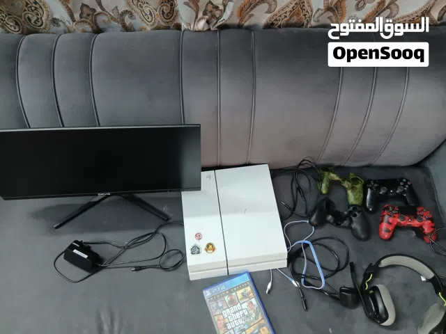 بلاستيشن 4 و شاشه ديفو و كل الأغراض مال البلاستيشن 4. و منهم يدتين و سماعه و بلك و سيدي قراند