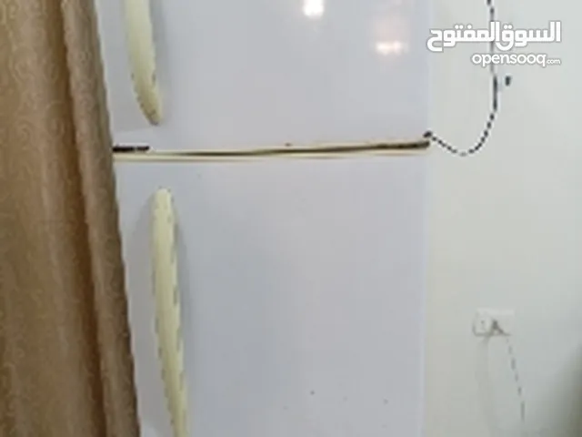 ثلاجة لون ابيض في خصم بسعر شوي