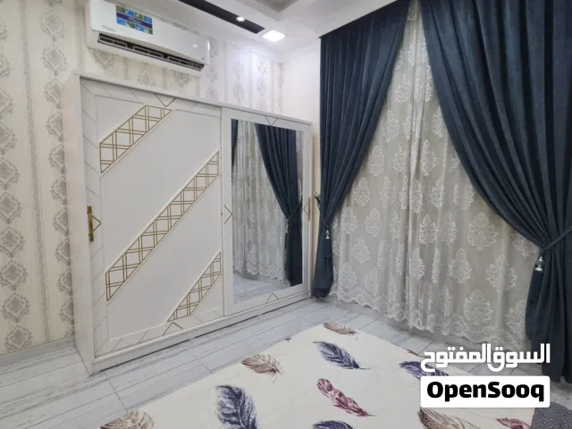 غرفة نوم كاملة مودرن نظيفه جدا استخدام بسيطط مع كرسي وطاوله جودة الاخشاب ممتازه