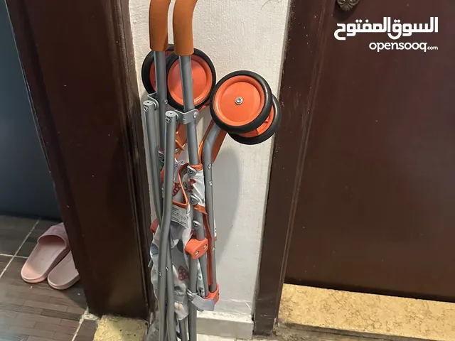 عربة أطفال صغيرة الحجم و ممتازه استعمال خفيف