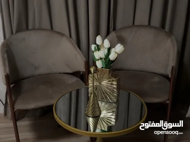 للبيع كرسيين و طاولة