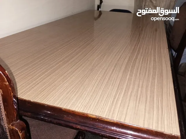 طاولة سفرة للبيع مع 8 كراسي بحالة ممتازة جدا