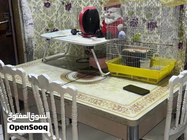 ميز طعام مع اربع كراسي لون ابيض بسعر مناسب