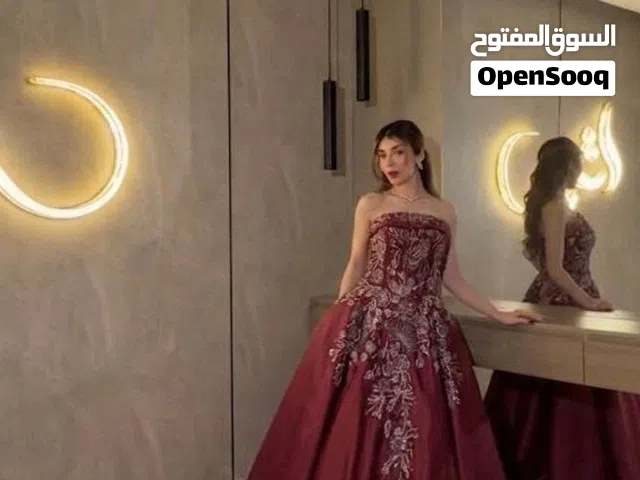فساتين وعبايات