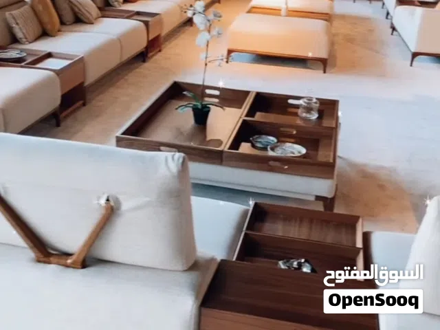 طاولة و كنب و كراسي