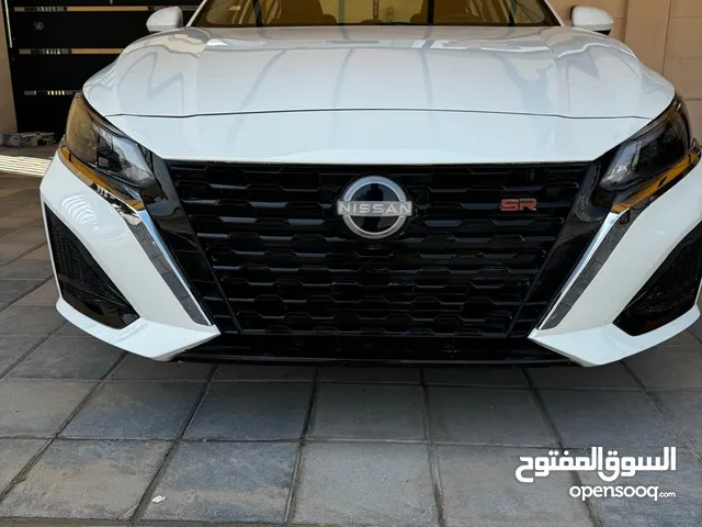 نيسان التيما 2021 اللون المميز الأبيض ( الواجهة الأمامية- رنقات شكل 24 ) المواصفات ( رنقات - جناح