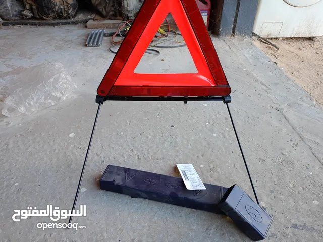عكوس سيارة عند وقف لبيع