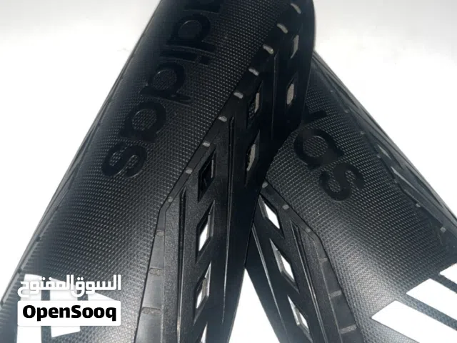 واقي الساق(للقدم)و قفازات نادي و اغراض السياكل لاطفال للبيع