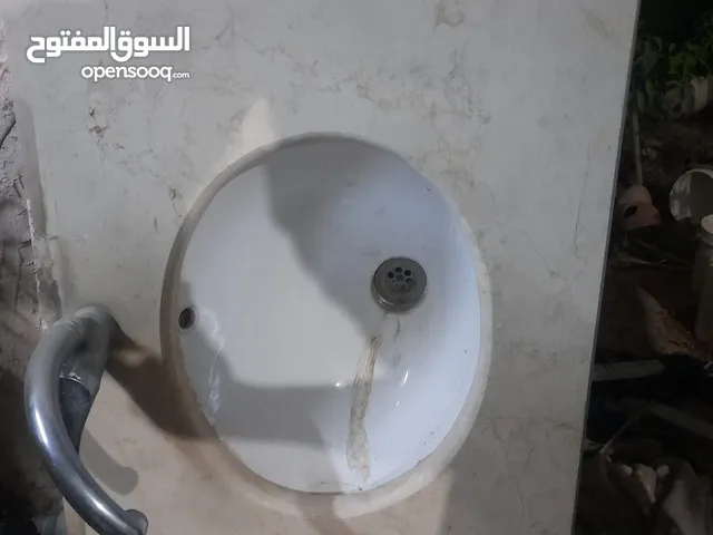 مغسلة رخام مستعملة بحالة جيدة عملية وأنيقة – مثالية للحمام أو المطبخ