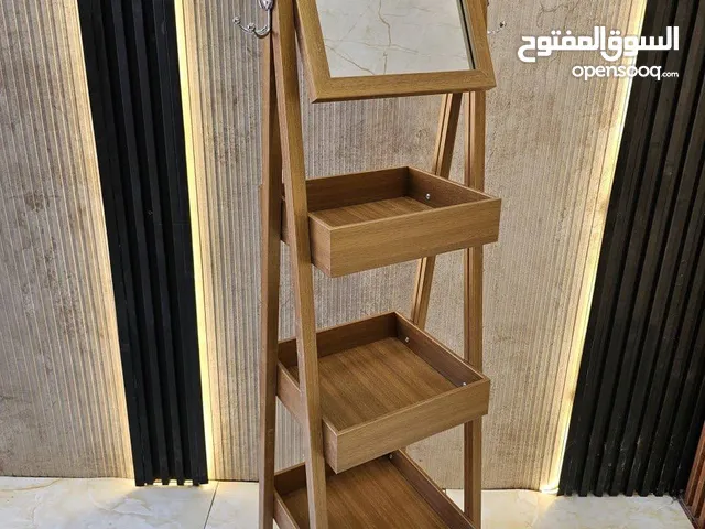 رف خشب مع مرايه
