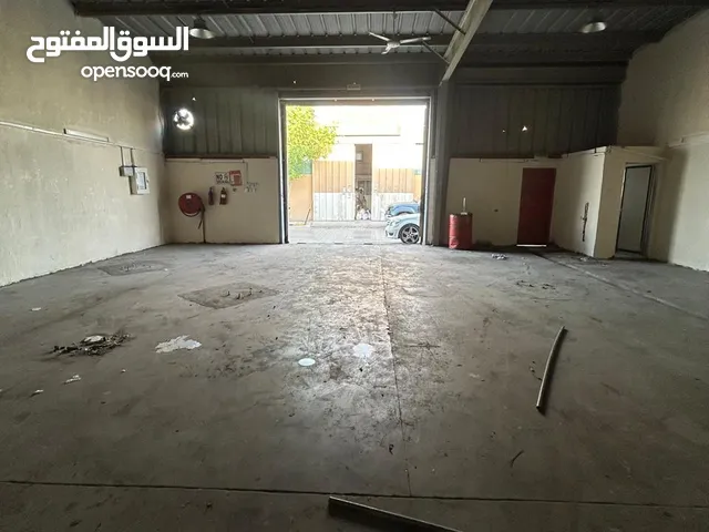 كراج واسع في صناعية 4 بموقع مميز للبيع