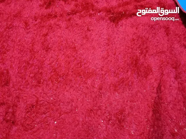 موكيتة وبر خفيف لون احمر وفيها لمعة خفيفة حلوة كثير