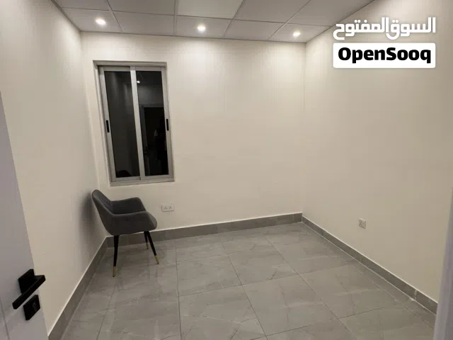 غرفة للايجار في مركز طبي منطقة الدوار الخامس مقابل المركز العربي