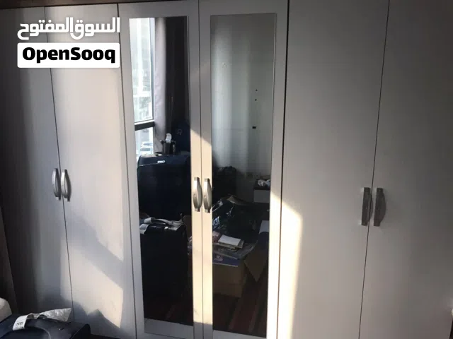 خزانة ملابس كبيرة