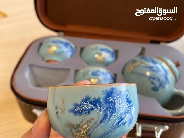 طقم شاي صيني مزخرف مع حقيبة جلد باللون الأزرق و الأبيض للرحلات و الهدية
