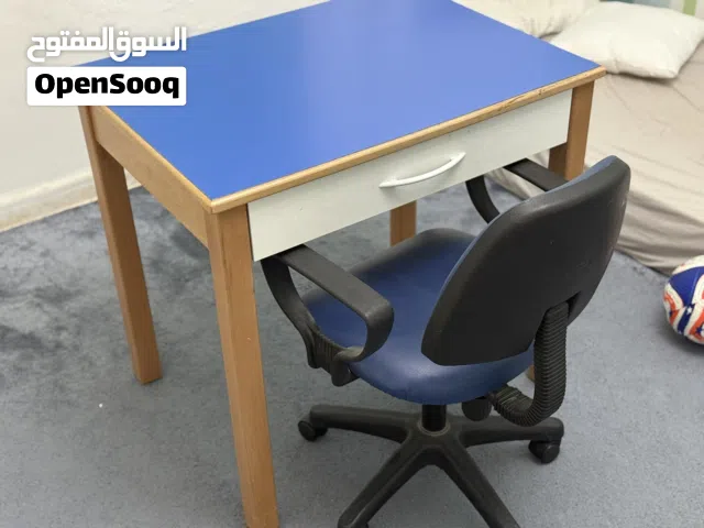 مكتب مع كرسي للبيع