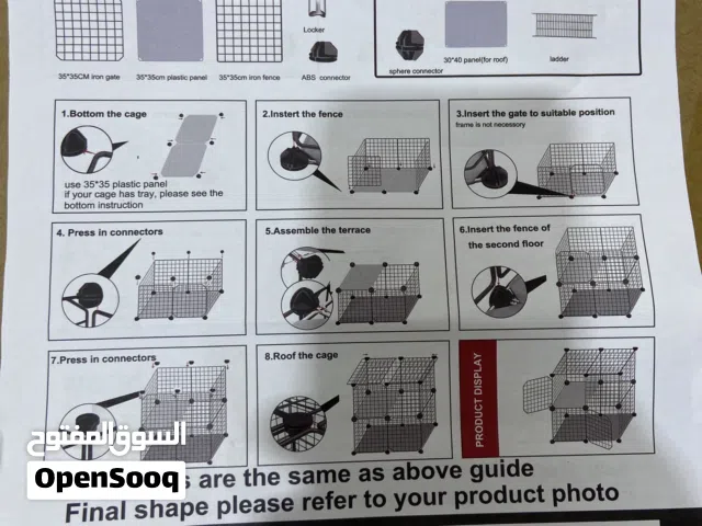 هذا قفص لعب منزلي كبير للحيوانات الأليفة، مصمم للقطط أو الأرانب أو الحيوانات الصغيرة الأخرى.