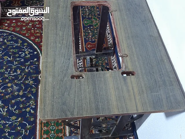 رجل مكينه ميز مكينة خياطه