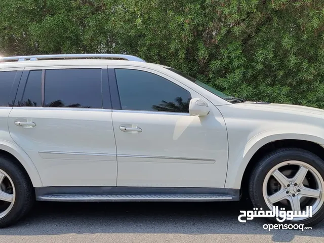 The title of luxury in the Mercedes class is the 2009 Mercedes-Benz GL 500 with its full specificati