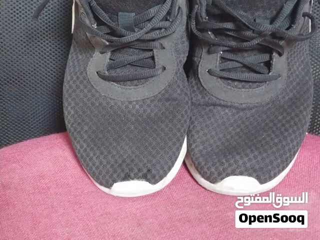 احذيه رياضيه رجاليه مستعمل نظيف جدا استعمل خفيف مقاس 42