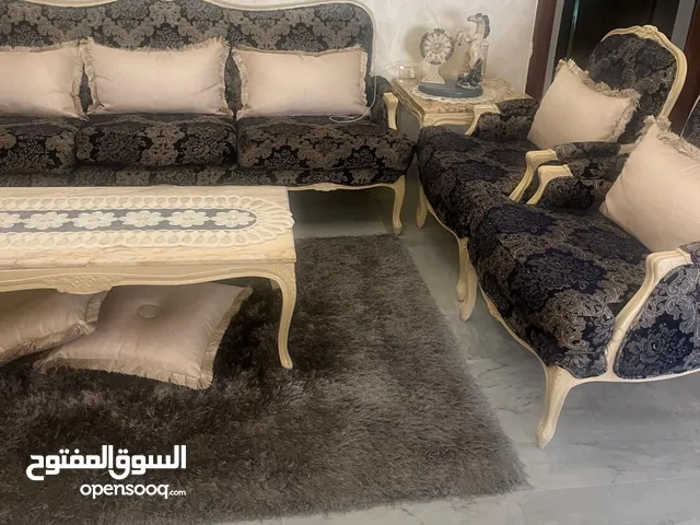طقم ضيوف فرنسي 8 مقاعد للبيع بحاله ممتازه مع طاولات رخام بسعر 850 دينار يعني