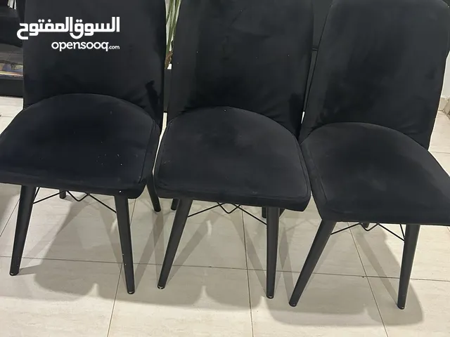 كراسي طاوله طعام مخمل اسود ورجول خشب نظيفه