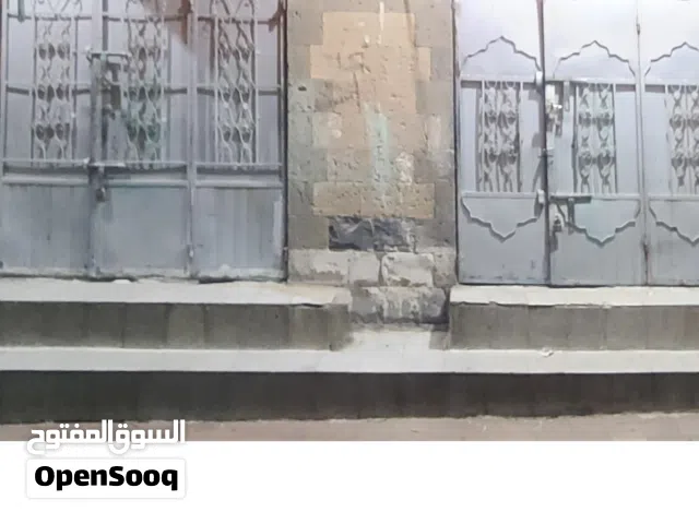 محل للايجار فتحتين بجولة جامعة صنعاء الجديدة بدية شارع العدل