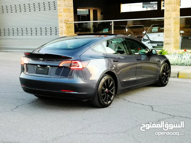 تيسلا 2023 model3 فحص كامل 4 جـــيــــد اوتوسكور+B ممشى قليل بحالة الوكالة لون مميز بسعر لقطة ومحروق