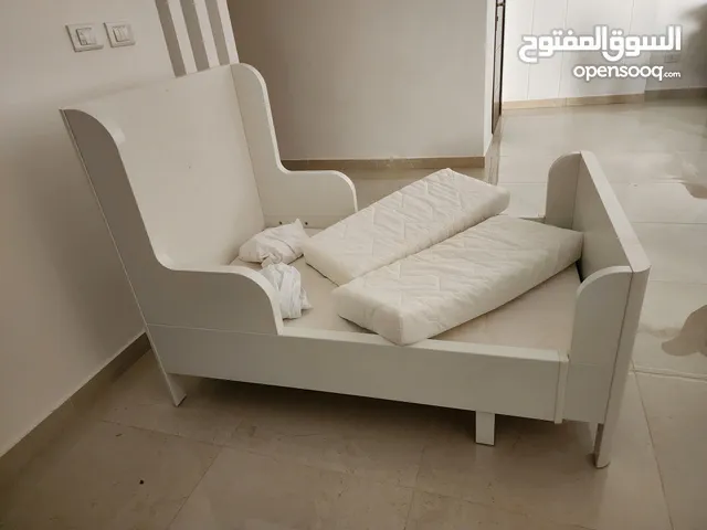 تخت اطفال آيكي قابل للتمددا بحالة ممتازة جداا مع فرشة وكفر