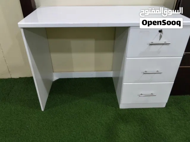 للبيع طاولة خشب ثقيل نظيفة جدا لم تستخدم كثير تم تفصيلها