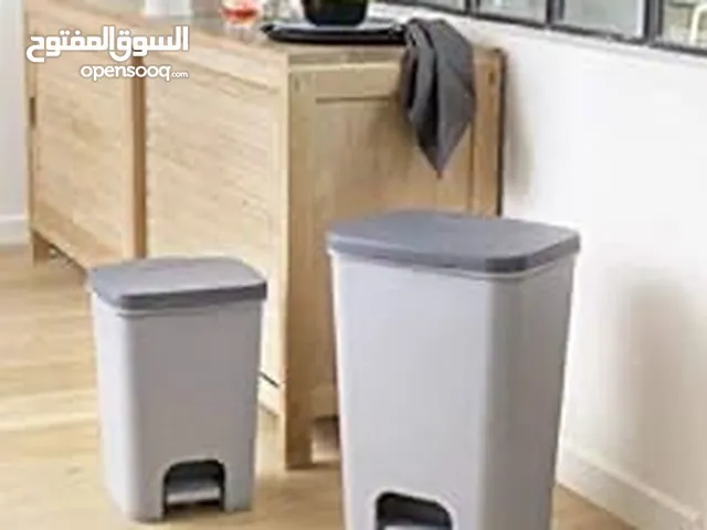 سلة نفايات عملية بغطاء محكم وفتاحة بالقدم – جمال ونظافة في بيتك أو مكتبك
