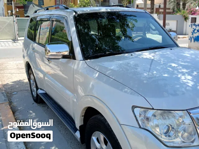 2015 ميتسوبيشي باجيرو GLS