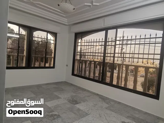 شقة طابق اول للايجار مطلة وموقع هادىء في البتراوي