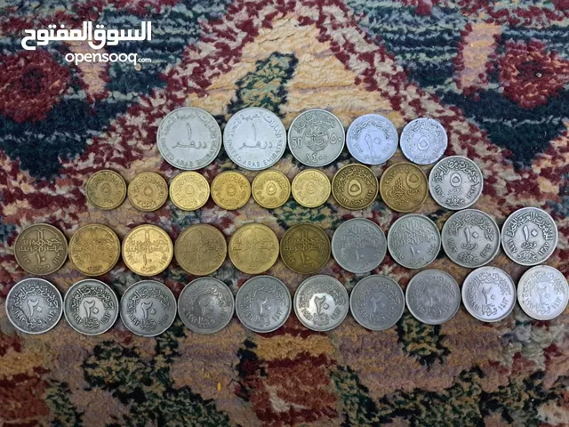 للبيع عملات قديمة معدنية وورقية فئات وإصدارات مختلفة.