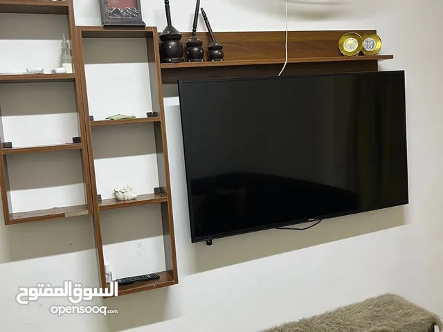 كنب وطاولة وخزانة تلفزيون ومروحة
