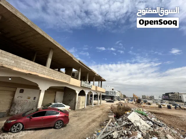 مبنى تجاري عظم للايجار 600 متر طريق النهر مقابل الحور للتسوق