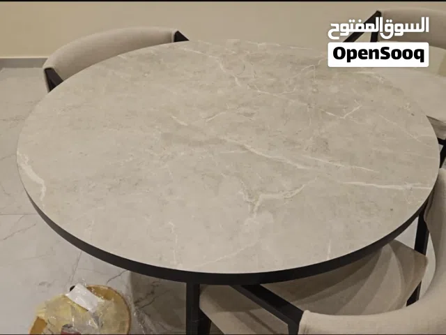 طاوله سفره مع اربع كراسي استخدام شهر فقط للبيع 55