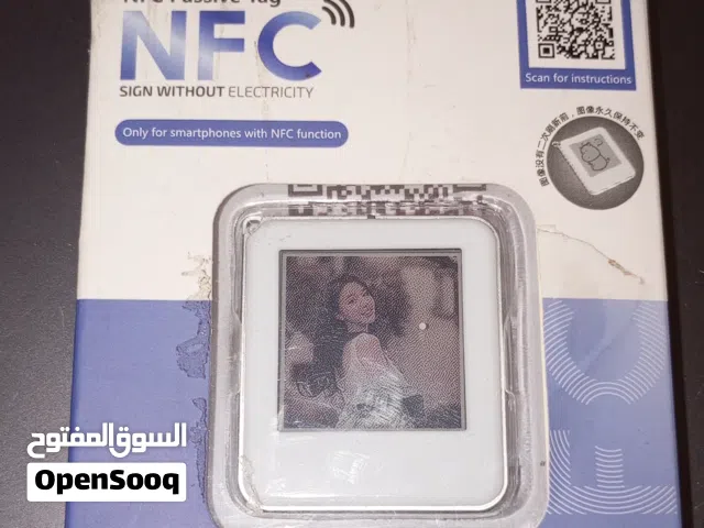 هذه القطعة في الصورة تُسمّى NFC Passive Tag (بطاقة/ملصق NFC بدون بطارية)، وهي جهاز صغير ذكي