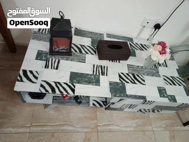 طاولة تصلح للشاشة وتستخدم طاولة وسط الصالة فيها درج من كل جنب