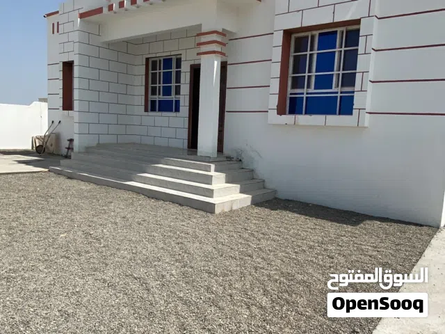 *بيت نظيف للإيجار في المعمورة – 4 غرف – مناسب لعائلة أو شركة