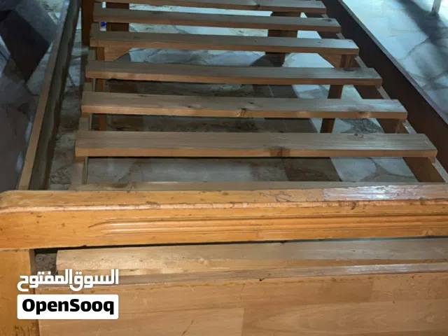تخت للبيع مع فرشه جداد استعمال بسيط جدا  20 دينار