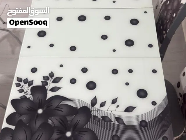طقم طاوله الطعام زجاجي بتصميم عصري نقدم لك هذا الطقم الرائع الذي يضيف لمسه جمالية في منزلك