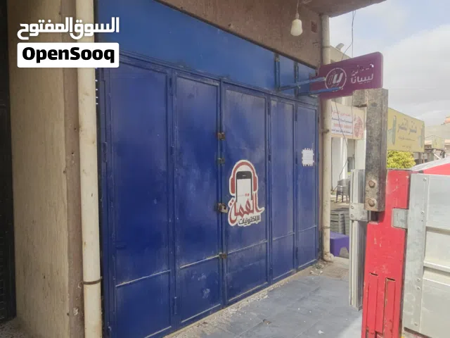 باب حديد نظيف