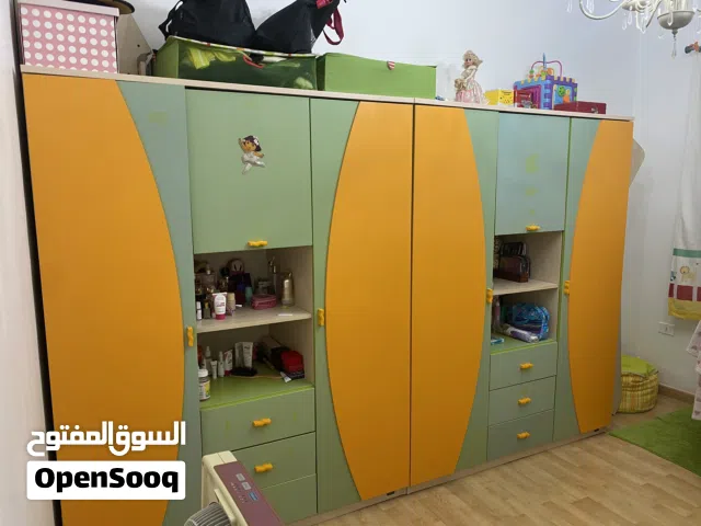 غرفة نوم أطفال طابقين وخزانتين ومكتب وكرسي تركي من شركة استقبال خلدا وخزانتين ابيض للألعاب والكتب
