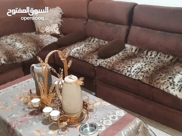 شقه مفروشه موقع جيد ومخدوم